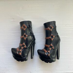Bratz Doll Bratzillaz Glam Gets Wicked Meygana Broomstix Boots Black Bronze